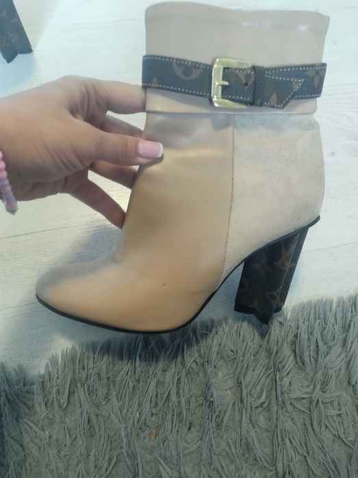 Страхотни Къси Боти