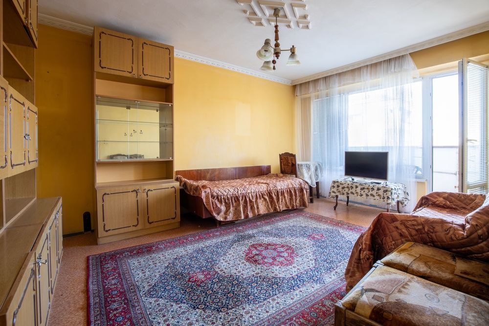 Просторен Тристаен Панелен Апартамент в Кв. Възраждане - Четири Отделни Стаи!