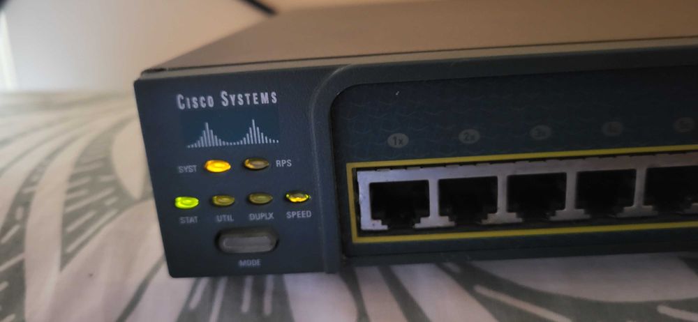 CIisco CATALYST 2950 Sserie Switches porneste nu stiu mai mult de el (a fost dat jos un cular de pe el ) se vinde cum se vede