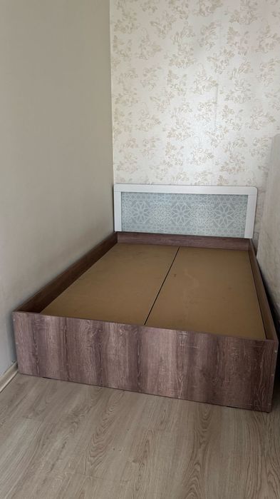 Продам кровать с матрасом.