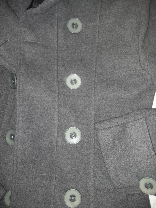 Късо сиво палто с качулка