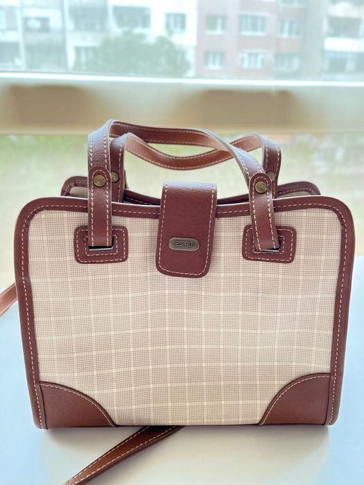 Стилна чанта Esprit - светло-кафяв и бежов цвят, с дълга дръжка.