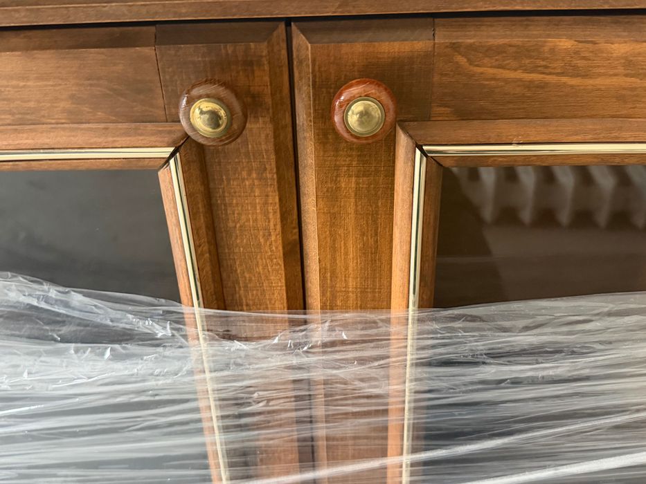 Шкаф от дърво с витрина