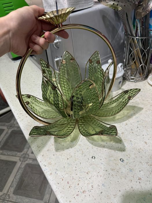 Продоется люстра.