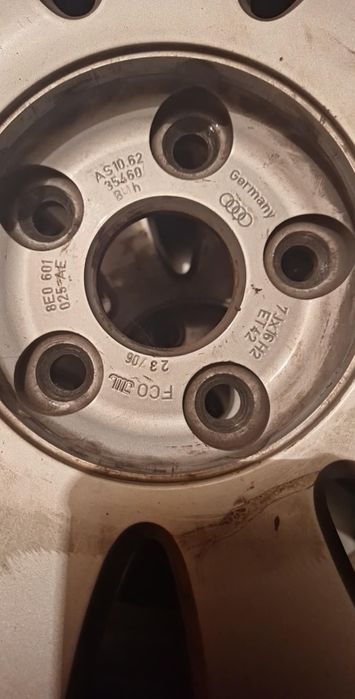 Продавам  зимни гуми 16 ки свалени от ауди а 4. Гумите са на един сезо
