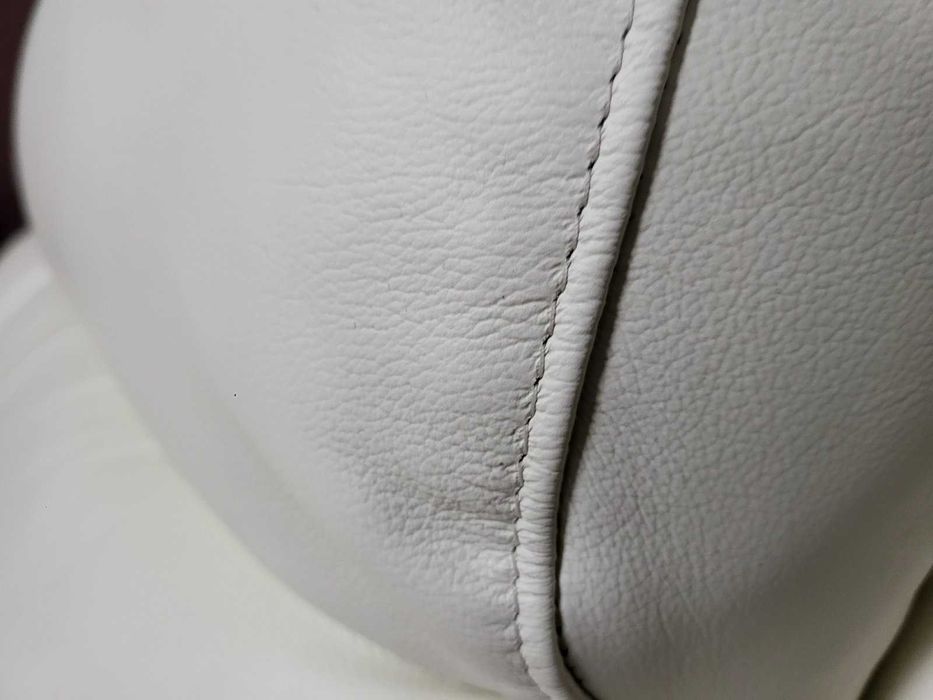 Бял кожен диван двойка La-z-boy с електрически релакс механизъм