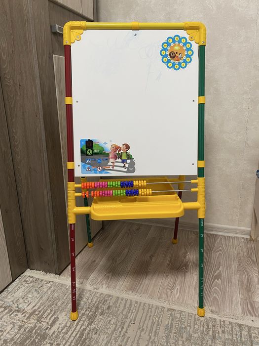 Детский стол и мольберт в комплекте