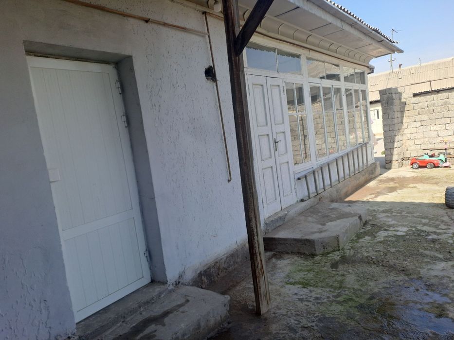 Uy sharoitlari bor 6.94sotix balnitsa yaqin GAI yonida bozorga yaqin