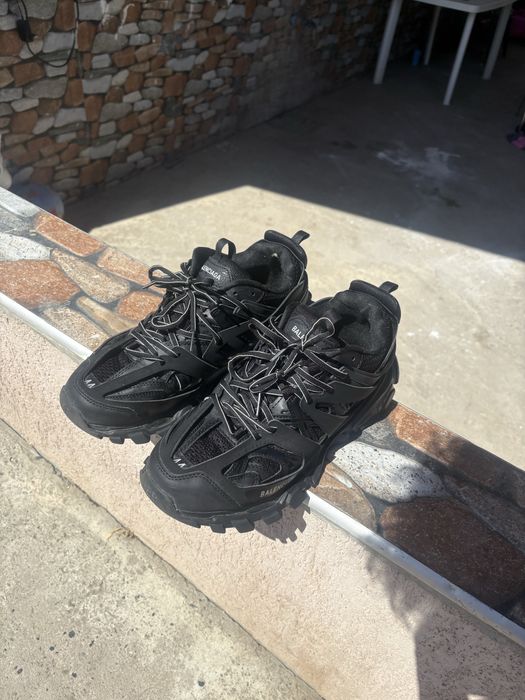 Vand balenciaga track furtati foarte putin