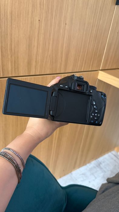 Canon EOS 650D + obiectiv 18-55mm + geantă Case Logic