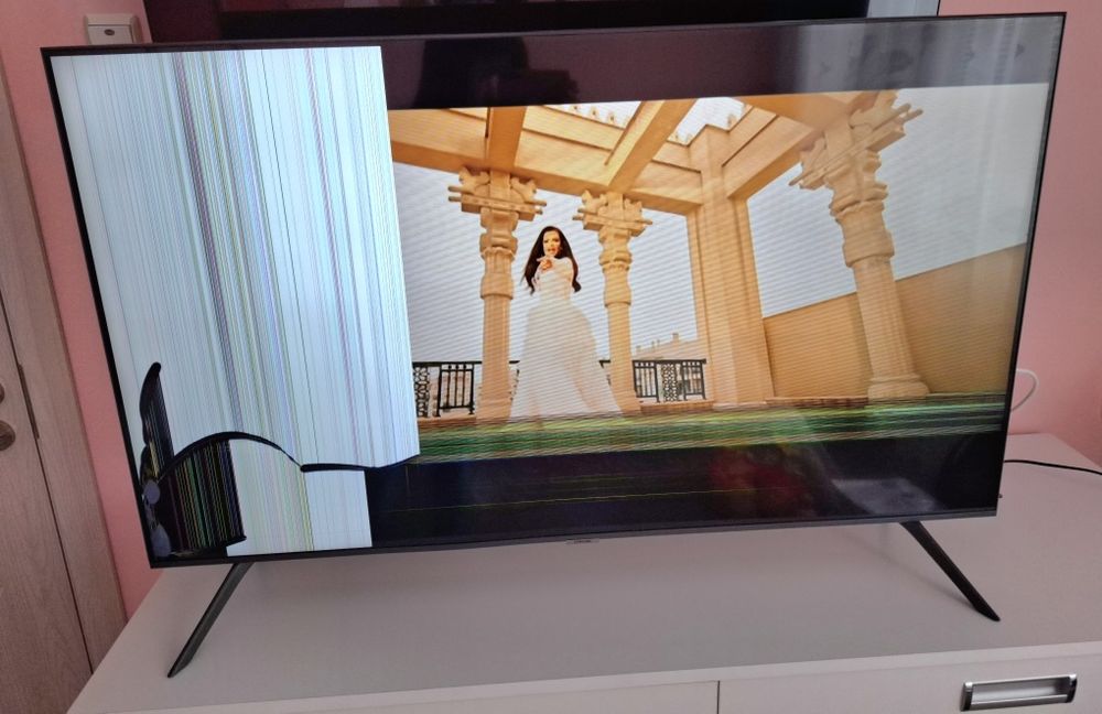 Продавам телевозор Samsung UE50AU7172 Smart, 4K, Ultra HD,LED за части