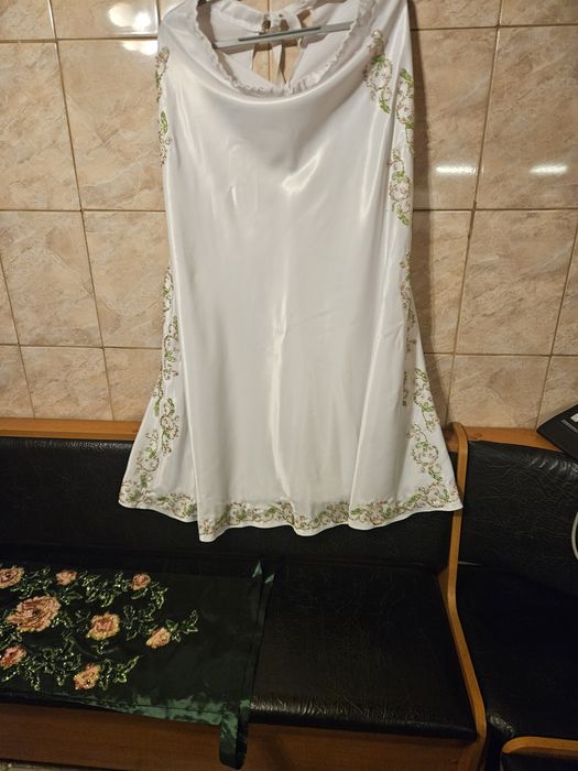 Costum popular cusut manual nou.