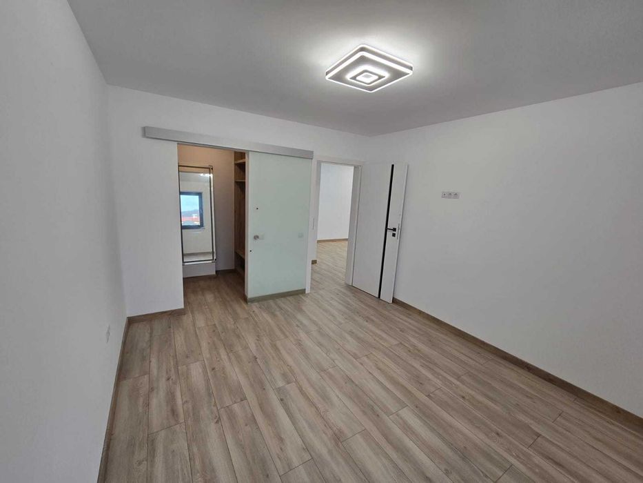 De închiriat– Apartament modern cu 3 camere| Terasă 10 mp| Loc parcare