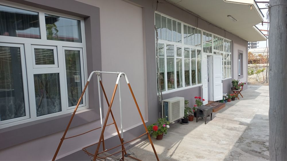 Urgut shahar markazida katta yer uchastkali uy.