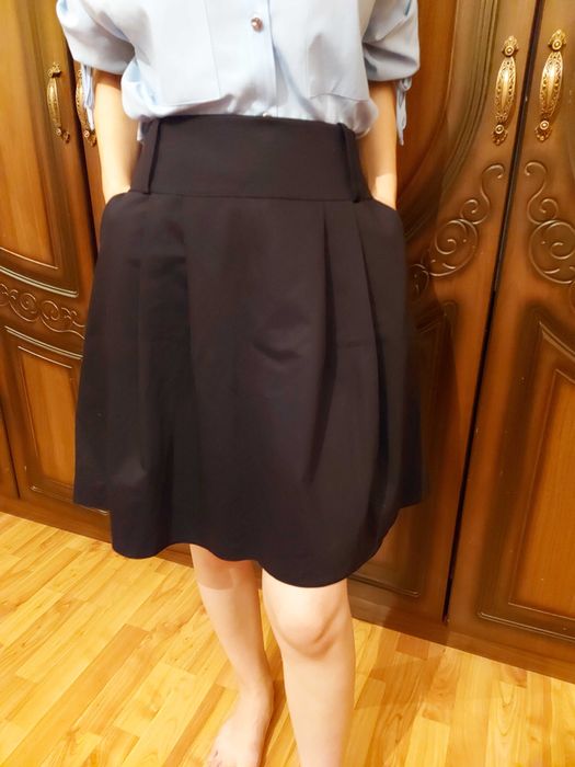 Oyoqlari yoyilgan va yubka bilan qizlar