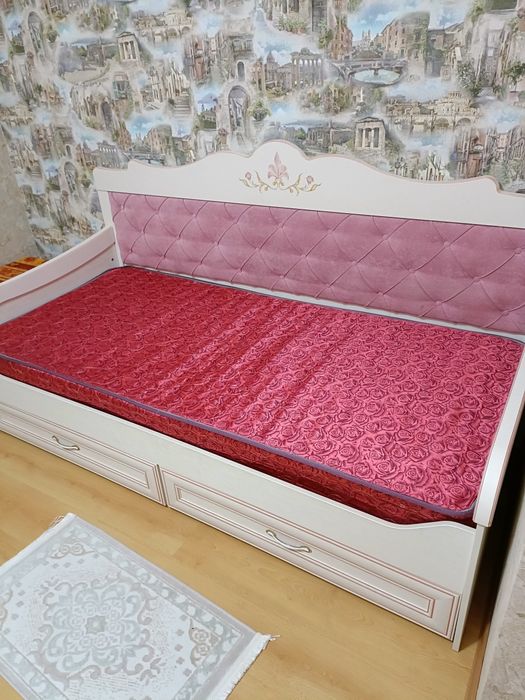 Кровать,стол и шкаф для девочек