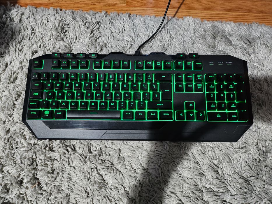 Vând tastatură cu multe culori