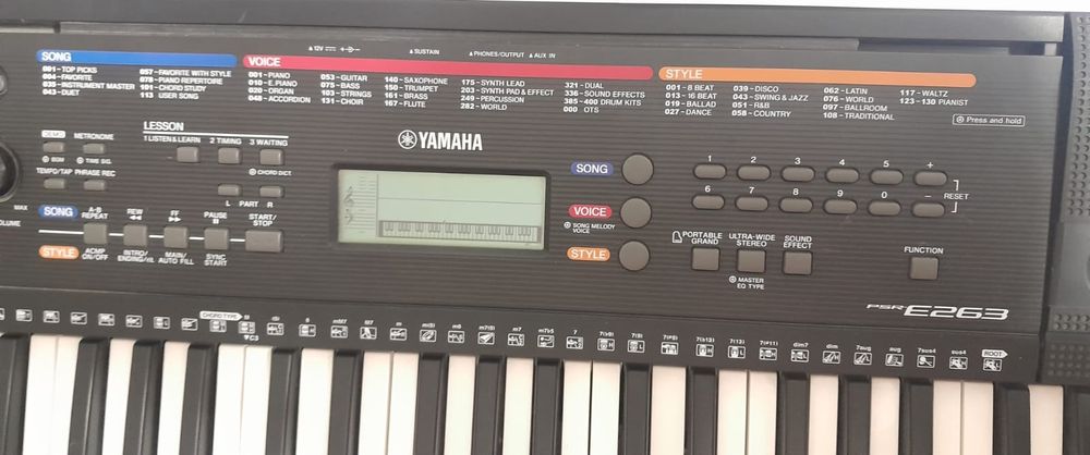 Продам синтезатор Yamaha E263