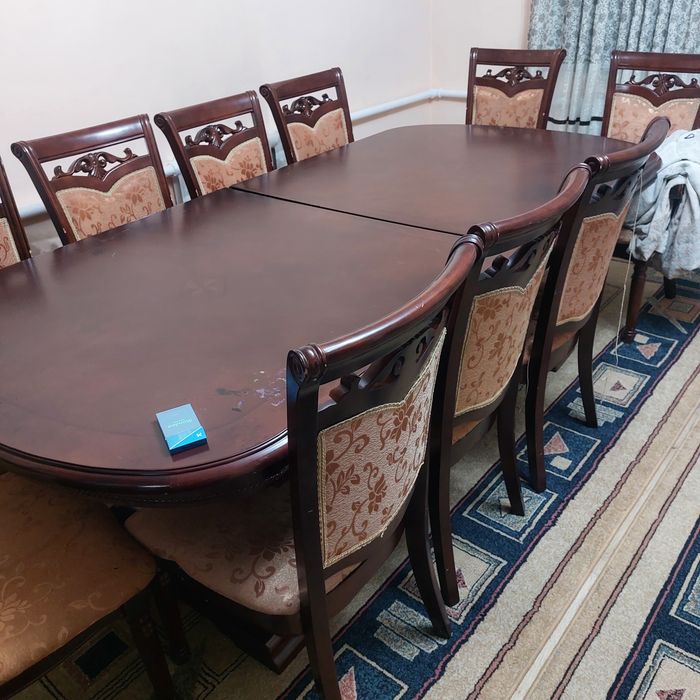 Стол и стулья для гостиной