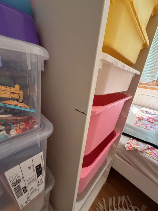 Стелаж IKEA TROFAST с пластмасови кутии