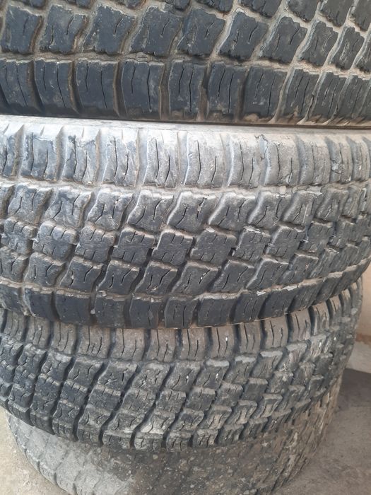 Продам б/у  шины на УАЗ.