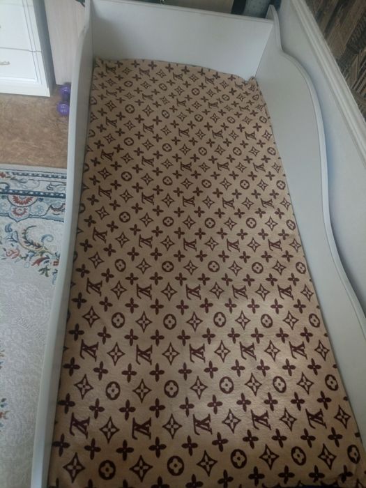 Продам детскую кровать машинку