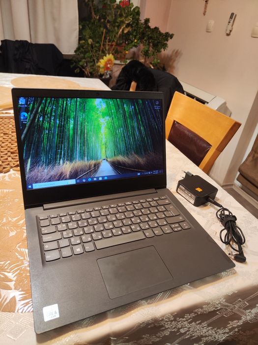 Лаптоп LENOVO ideapad + подарък чанта за лаптоп