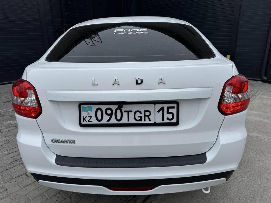 Гранта фл лифтбек 2023 год