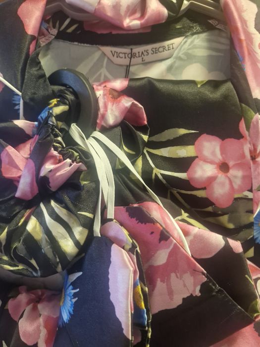 Продават се пижами Victoria's Secret