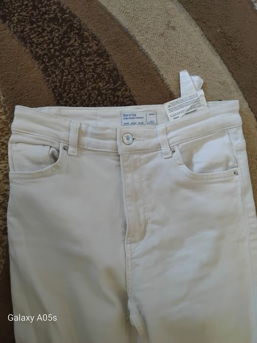 Бял панталон дънки Бершка размер 36
