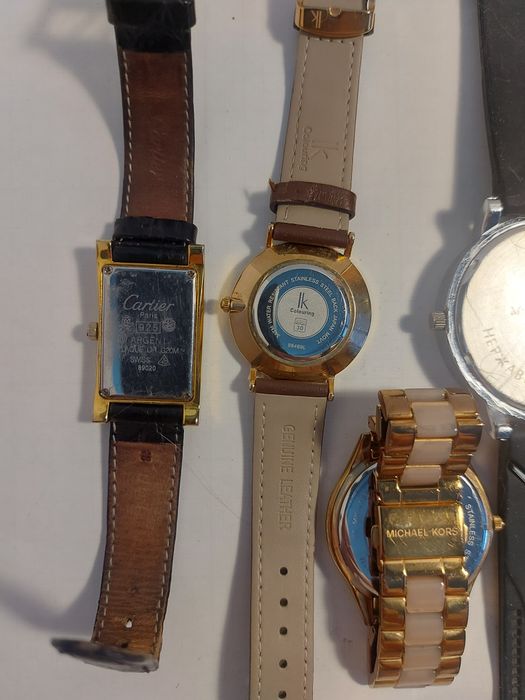 Часы наручные кварцевые.