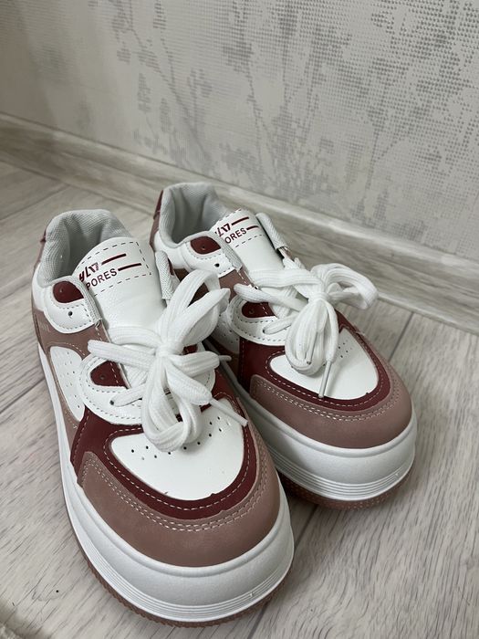 Детская кроссовка