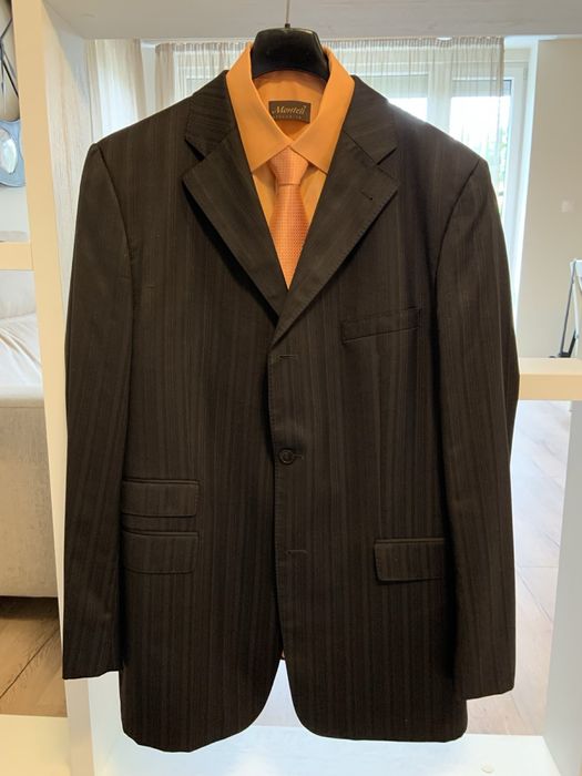 Мъжки костюм с риза и вратовръзка