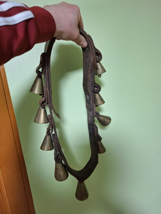 Vând o cergă veche cu clopoței.