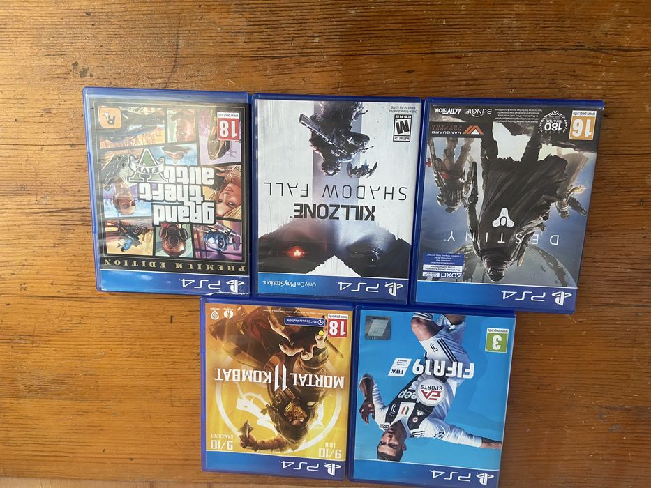 Плейстешън 4 с един джойстик