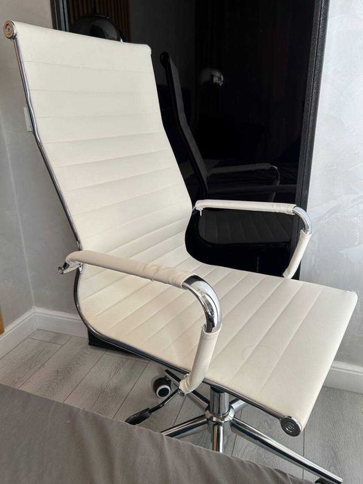 Продаю компьютерное кресло ZETA белое