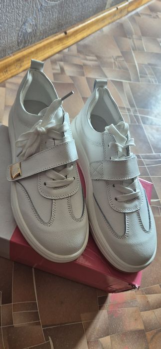 Кроссовки женские