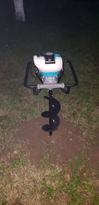 Inchiriez motoburghiu, burghiu pământ  (foreza pamant) pret 150 lei/zi