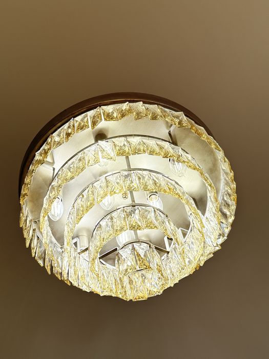 Продам люстру в отличном состоянии