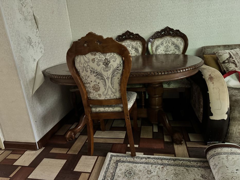 Продаю стол и стулья