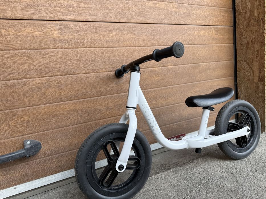 Bicicleta de echilibru si casca Decathlon