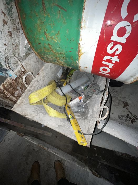 Продам контейнер и содержимое в нем