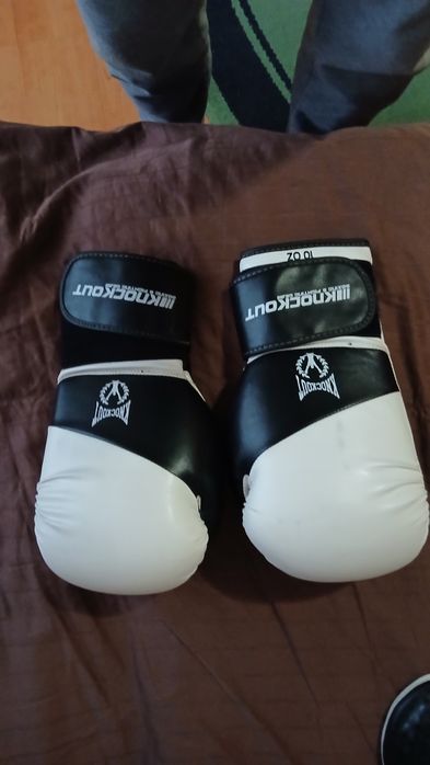 Vand manusi pentru box