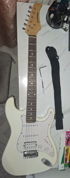 Белая электрогитара, форма Stratocaster (SSH)