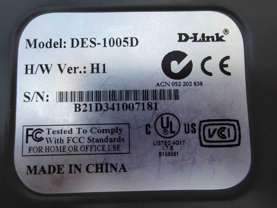 Switch D-Link DES-1005 5 porturi 10/100Mbps. Alimentator original. Impecabil!