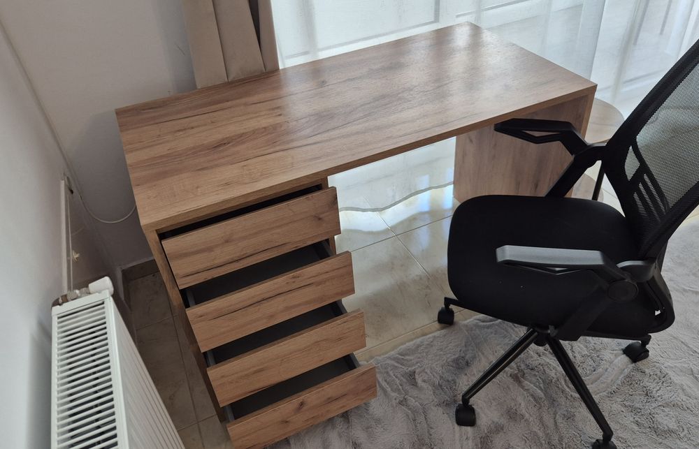 Vând birou 120cm x 60cm + scaun