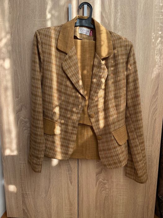 Vând costume de damă mărime 38-40 aproape noi nouțe