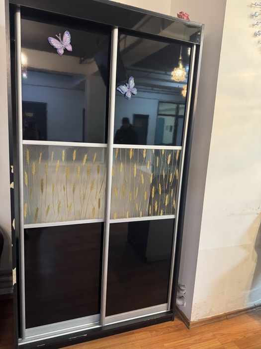 Продаю срочно . Шкафы. Столы