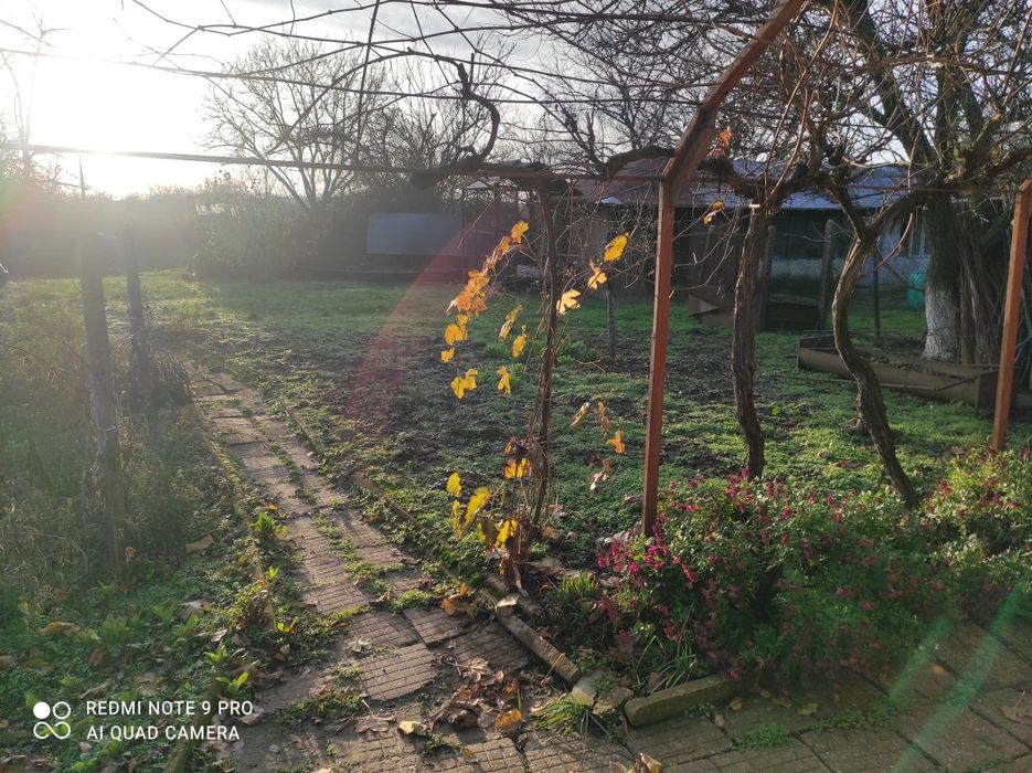 Продавам къща с двор общо място 1500 квадрата!