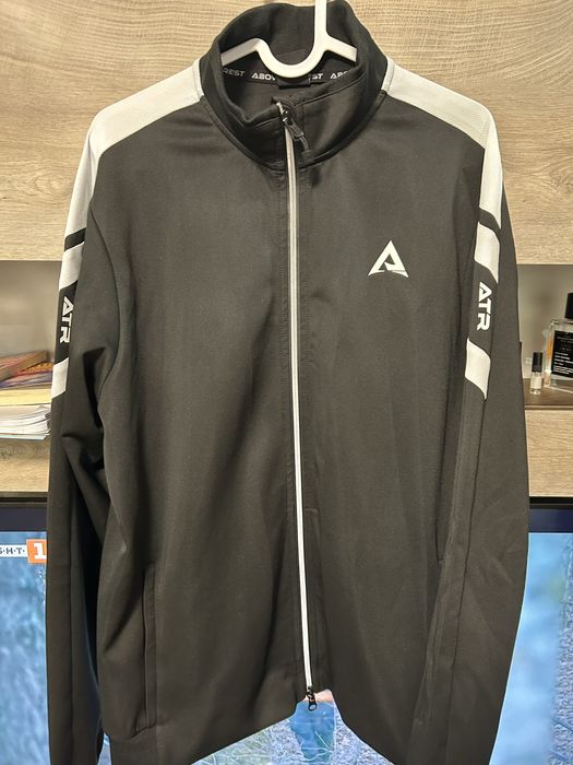 Мъжки екип above  the rest